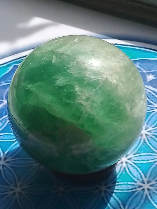 Sphère Fluorite verte Grade A ++++ Diam 6cm Sphère Fluorite verte Dans la besace du p'tit Poucet...   