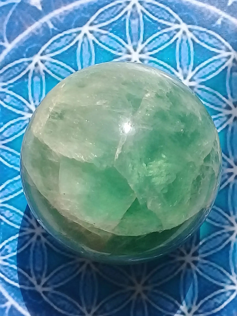 Load image into Gallery viewer, Sphère Fluorite verte Grade A ++++ Diam 6cm Sphère Fluorite verte Dans la besace du p&#39;tit Poucet...   
