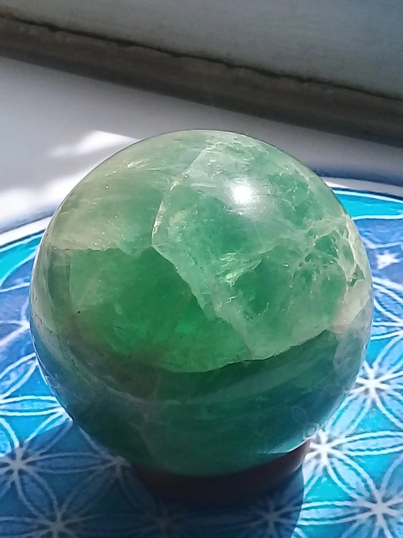 Load image into Gallery viewer, Sphère Fluorite verte Grade A ++++ Diam 6cm Sphère Fluorite verte Dans la besace du p&#39;tit Poucet...   
