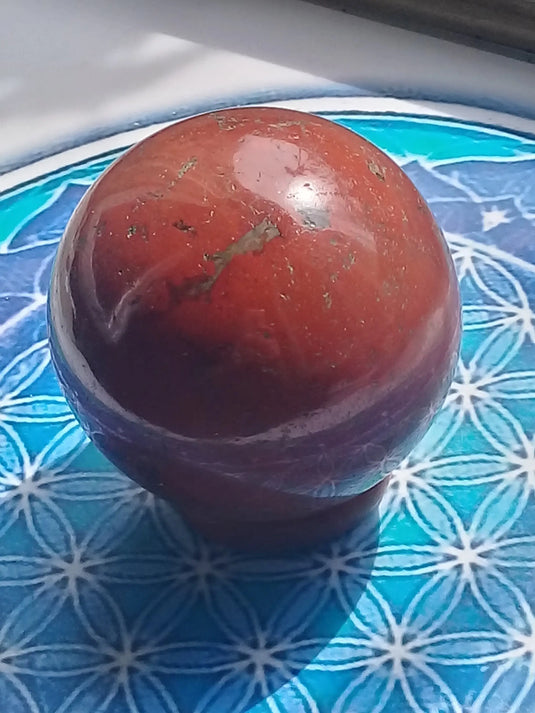 Sphère Jaspe rouge Grade A ++++ diamètre 6cm Sphère Jaspe rouge Dans la besace du p'tit Poucet...   