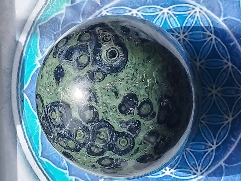 Load image into Gallery viewer, Sphère Jaspe vert de Kambaba Grade A +++ Diamètre 9cm Shpère Jaspe vert de Kambaba
