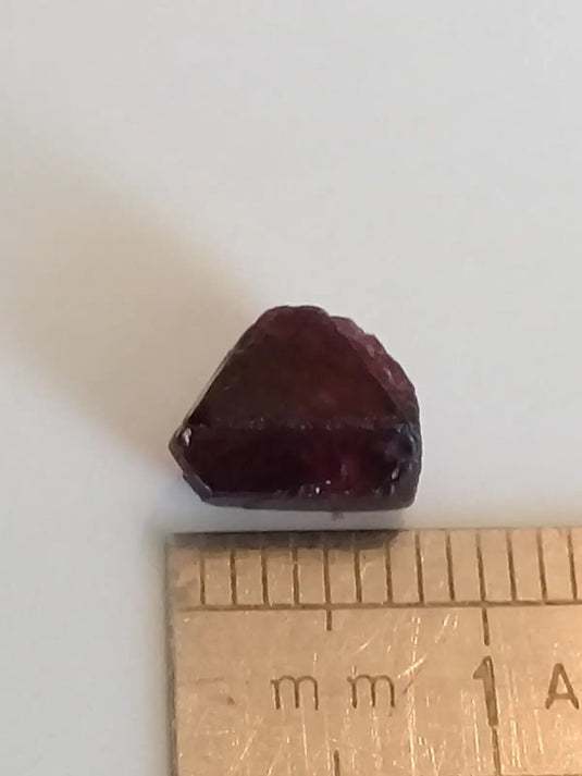 Spinelle noire fragment brut cristallisé de Birmanie Grade A ++++ ’RARE’ Spinelle noire fragment brut