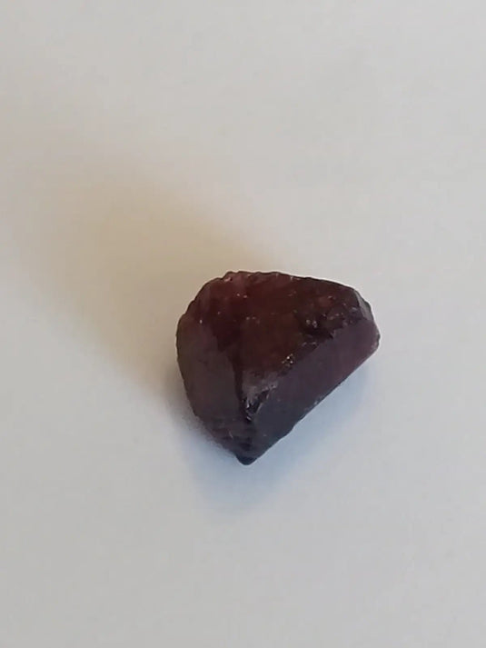 Spinelle noire fragment brut cristallisé de Birmanie Grade A ++++ ’RARE’ Spinelle noire fragment brut