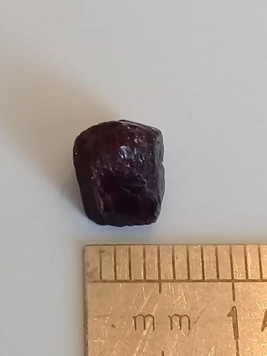 Spinelle noire fragment brut cristallisé de Birmanie Grade A ++++ ’RARE’ Spinelle noire fragment brut