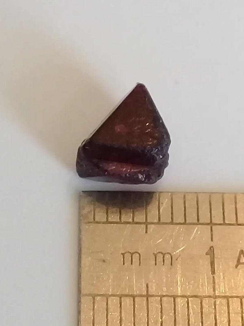 Load image into Gallery viewer, Spinelle noire fragment brut cristallisé de Birmanie Grade A ++++ ’RARE’ Spinelle noire fragment brut
