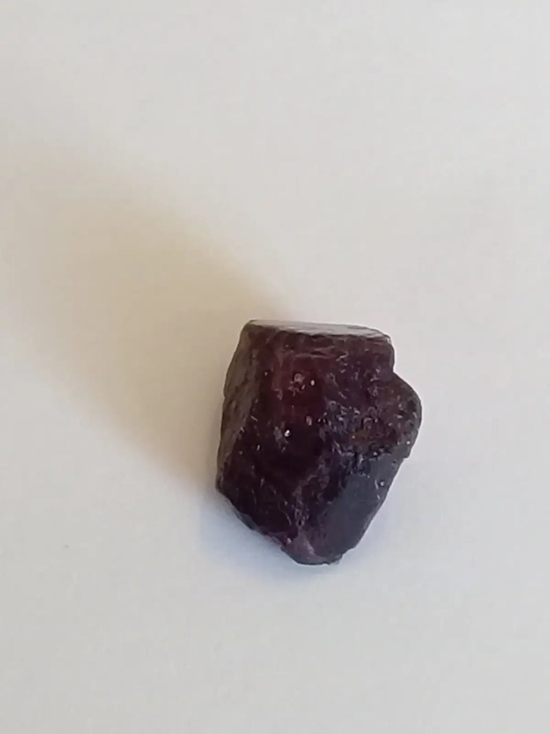 Load image into Gallery viewer, Spinelle noire fragment brut cristallisé de Birmanie Grade A ++++ ’RARE’ Spinelle noire fragment brut
