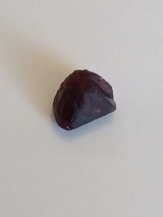 Spinelle noire fragment brut cristallisé de Birmanie Grade A ++++ ’RARE’ Spinelle noire fragment brut