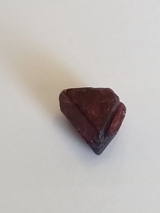 Spinelle noire fragment brut cristallisé de Birmanie Grade A ++++ ’RARE’ Spinelle noire fragment brut Dans la besace du p'tit Poucet   