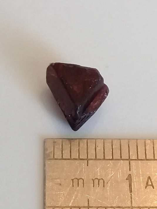 Spinelle noire fragment brut cristallisé de Birmanie Grade A ++++ ’RARE’ Spinelle noire fragment brut Dans la besace du p'tit Poucet   