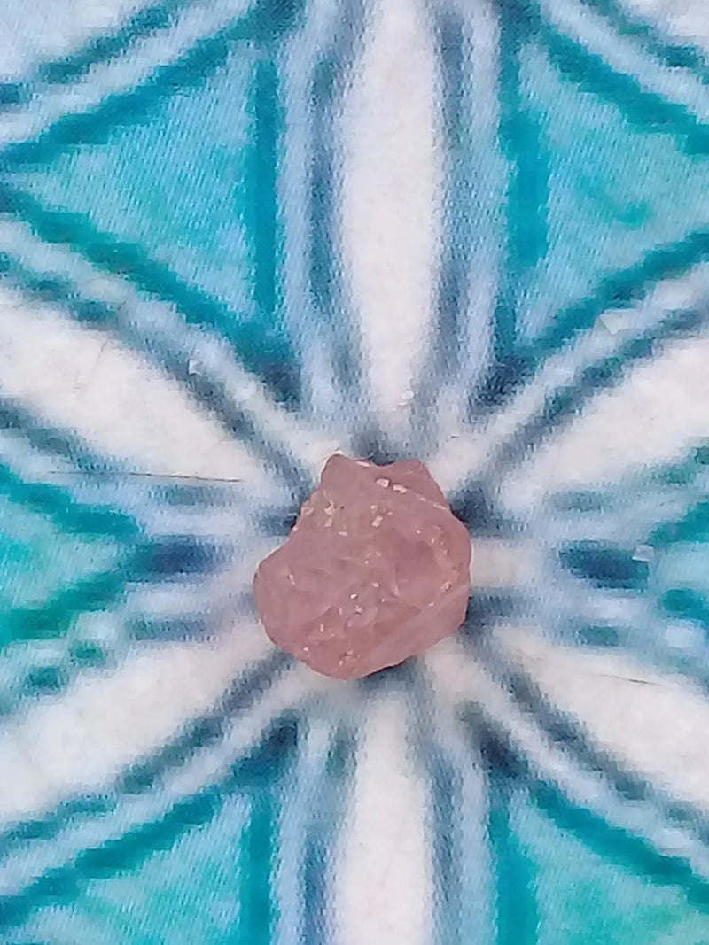 Load image into Gallery viewer, Spinelle rose fragment brut Grade A ++++  Dans la besace du p&#39;tit Poucet...   
