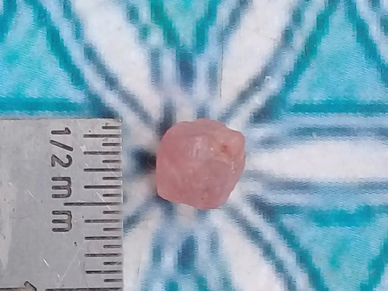 Load image into Gallery viewer, Spinelle rose fragment brut Grade A ++++ Spinelle rose fragment brut
