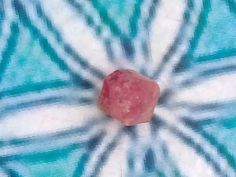 Load image into Gallery viewer, Spinelle rose fragment brut Grade A ++++ Spinelle rose fragment brut
