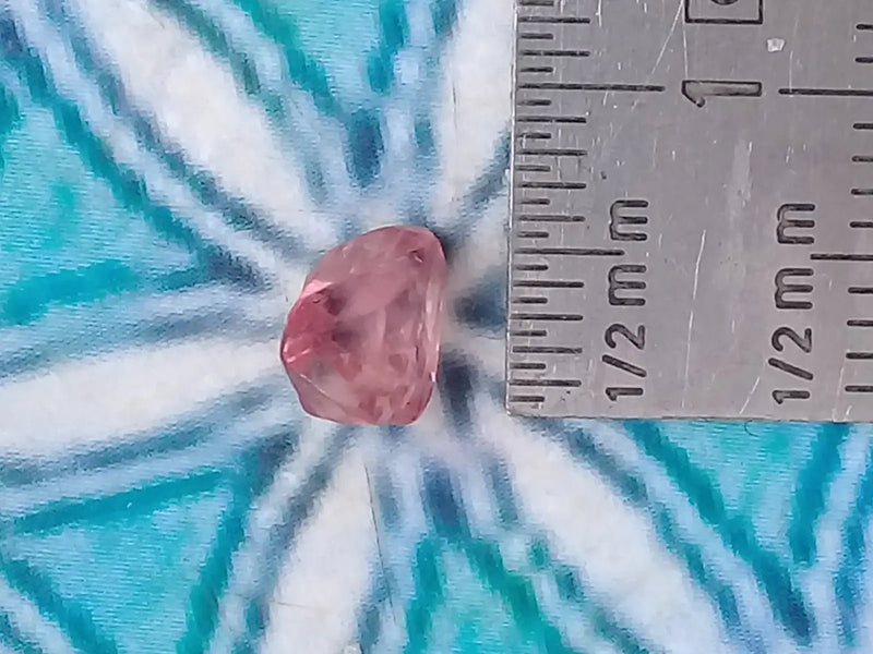 Load image into Gallery viewer, Spinelle rose fragment brut Grade A ++++ Spinelle rose fragment brut
