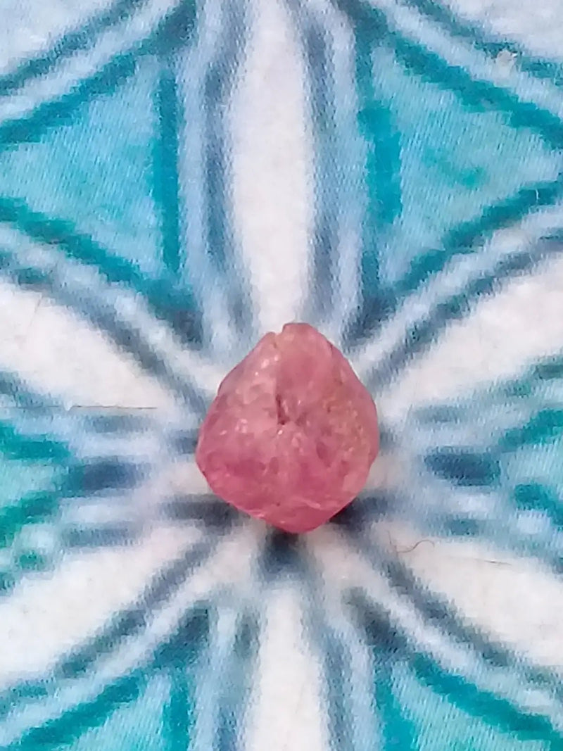 Chargez l'image dans la visionneuse de la galerie, Spinelle rose fragment brut Grade A ++++ Spinelle rose fragment brut
