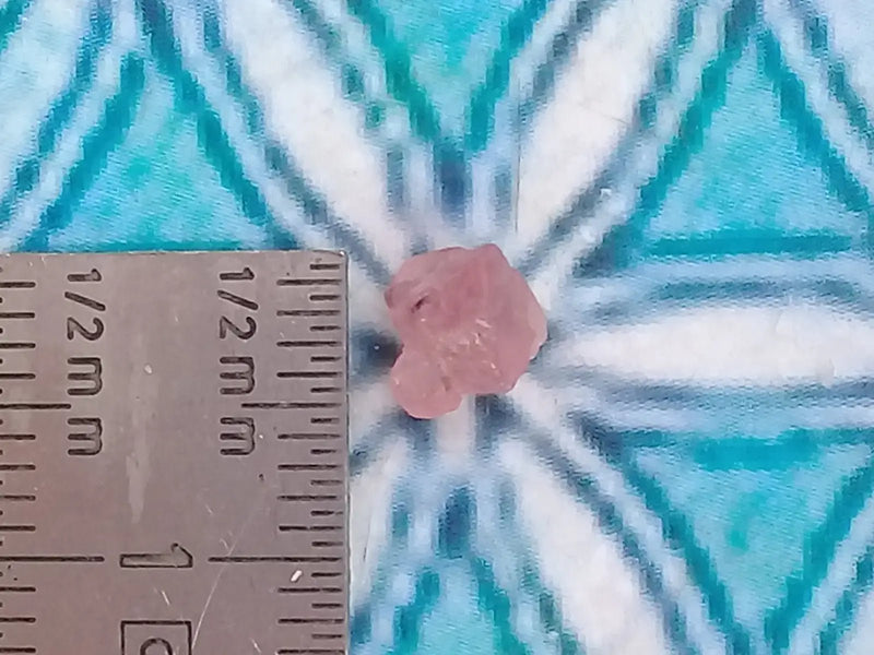 Load image into Gallery viewer, Spinelle rose fragment brut Grade A ++++ Spinelle rose fragment brut
