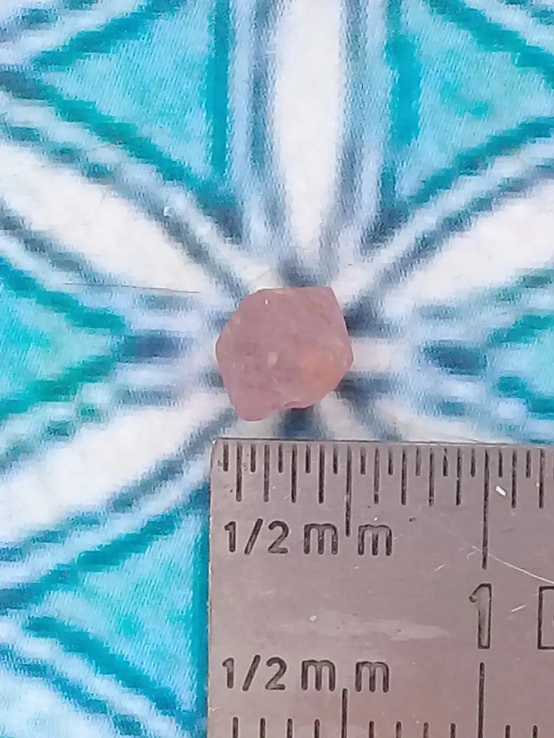 Load image into Gallery viewer, Spinelle rose fragment brut Grade A ++++ Spinelle rose fragment brut
