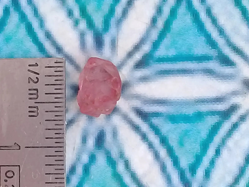 Load image into Gallery viewer, Spinelle rose fragment brut Grade A ++++ Spinelle rose fragment brut
