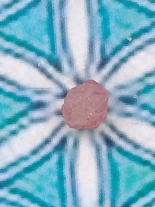 Spinelle rose fragment brut Grade A ++++