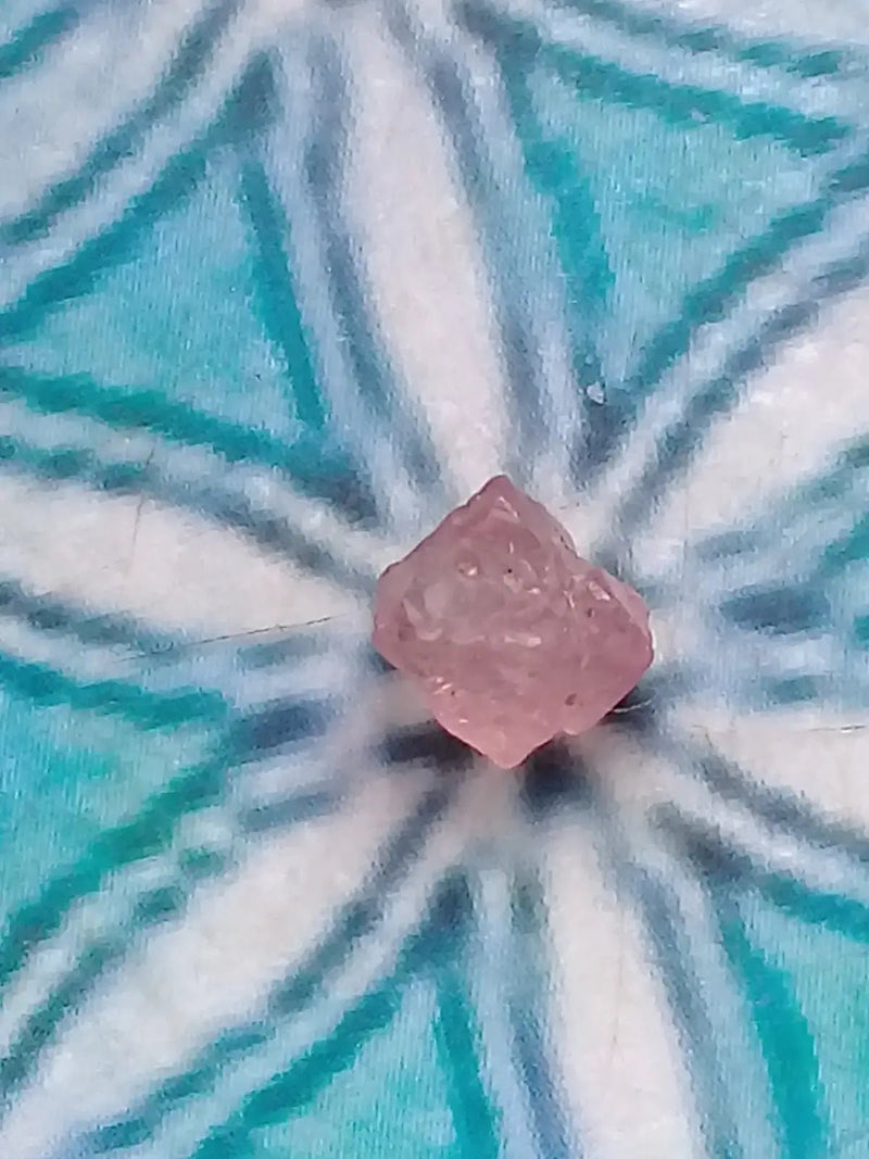 Load image into Gallery viewer, Spinelle rose fragment brut Grade A ++++ Spinelle rose fragment brut
