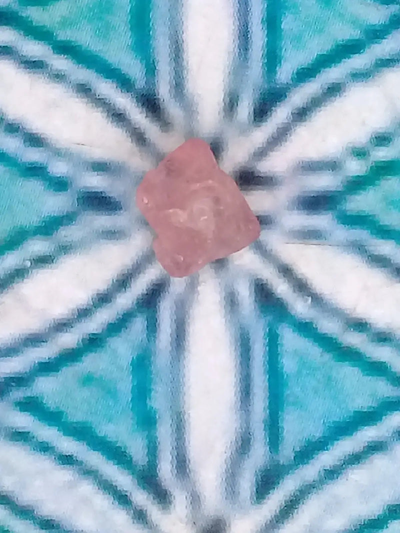 Load image into Gallery viewer, Spinelle rose fragment brut Grade A ++++ Spinelle rose fragment brut
