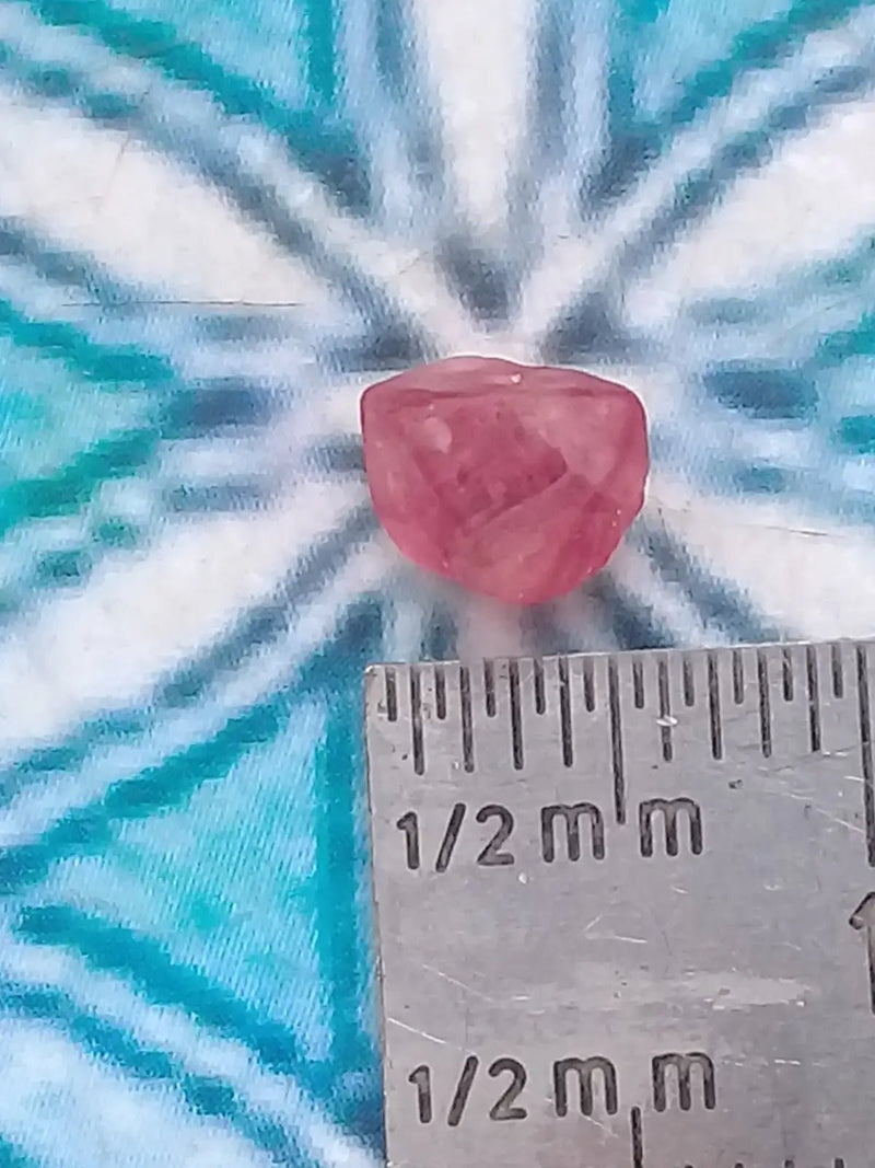 Load image into Gallery viewer, Spinelle rose fragment brut Grade A ++++ Spinelle rose fragment brut
