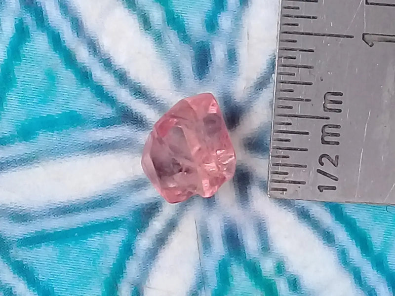 Load image into Gallery viewer, Spinelle rose fragment brut Grade A ++++ Spinelle rose fragment brut
