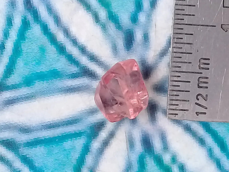 Load image into Gallery viewer, Spinelle rose fragment brut Grade A ++++ Spinelle rose fragment brut
