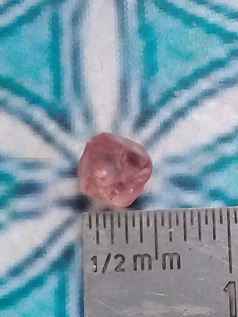 Load image into Gallery viewer, Spinelle rose fragment brut Grade A ++++ Spinelle rose fragment brut
