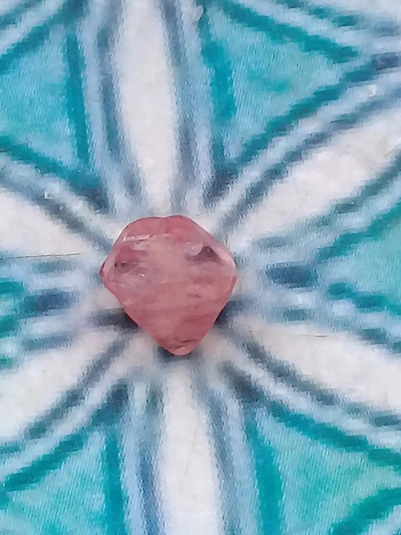 Chargez l&#39;image dans la visionneuse de la galerie, Spinelle rose fragment brute Grade A ++++ Spinelle rose fragment brut
