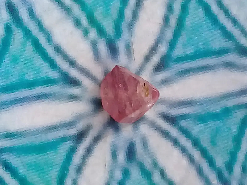 Chargez l&#39;image dans la visionneuse de la galerie, Spinelle rose fragment brute Grade A ++++ Spinelle rose fragment brut
