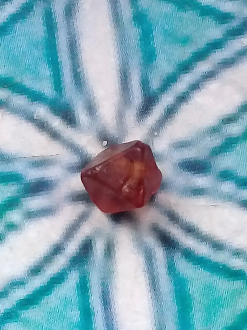 Chargez l'image dans la visionneuse de la galerie, Spinelle rouge fragment brut Grade A ++++ Spinelle rouge fragment brut
