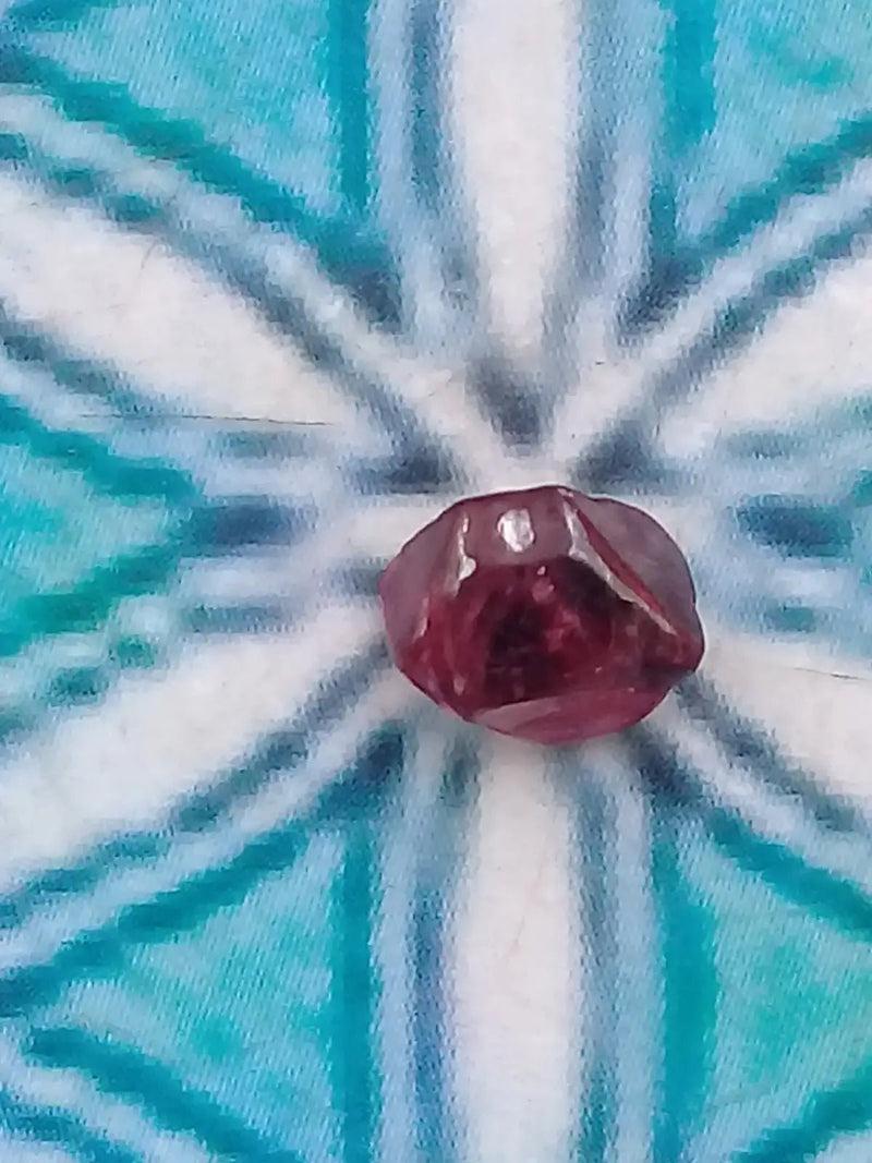 Load image into Gallery viewer, Spinelle rouge fragment brut Grade A ++++ Spinelle rouge fragment brut
