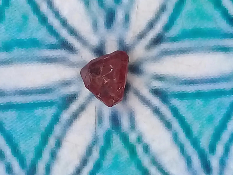 Chargez l&#39;image dans la visionneuse de la galerie, Spinelle rouge fragment brut Grade A ++++ Spinelle rouge fragment brut
