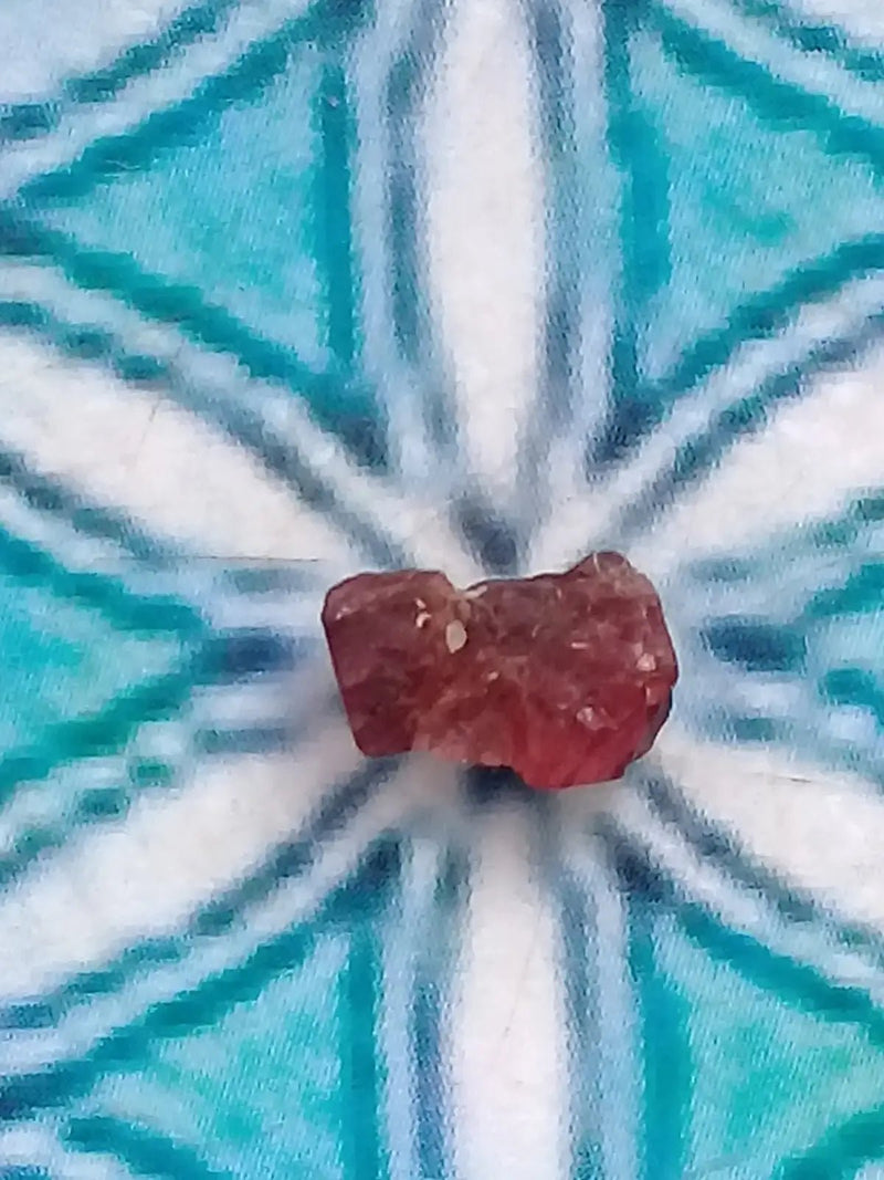 Load image into Gallery viewer, Spinelle rouge fragment brut Grade A ++++ Spinelle rouge fragment brut
