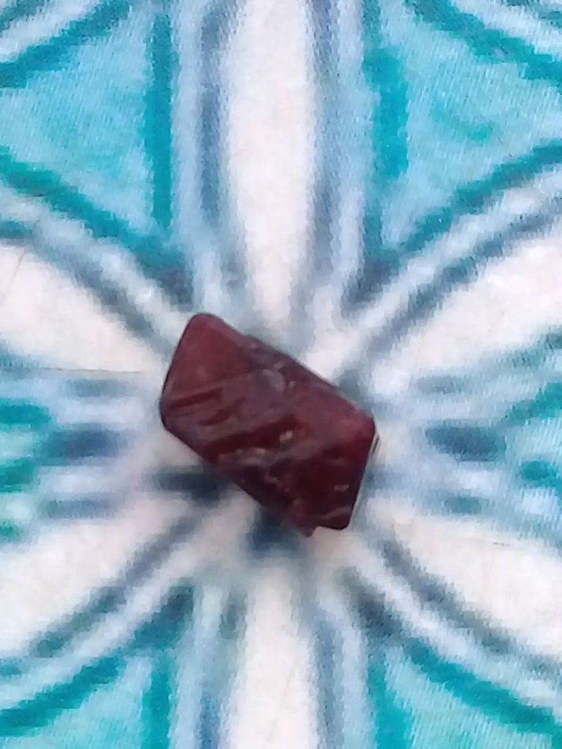 Load image into Gallery viewer, Spinelle rouge fragment brut Grade A ++++ Spinelle rouge
