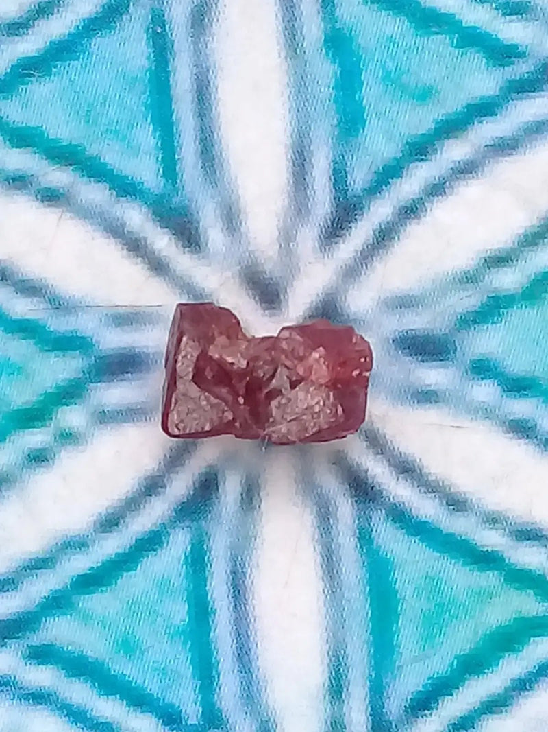 Load image into Gallery viewer, Spinelle rouge fragment brut Grade A ++++ Spinelle rouge fragment brut
