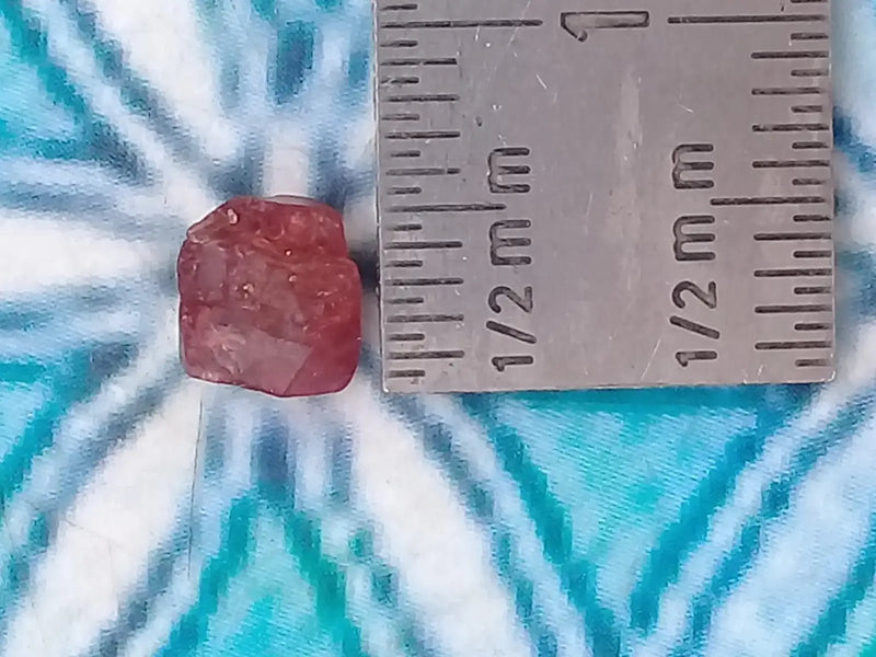 Load image into Gallery viewer, Spinelle rouge fragment brut Grade A ++++ Spinelle rouge fragment brut
