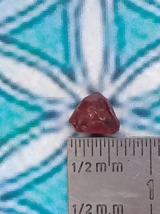 Spinelle rouge fragment brut Grade A ++++ Spinelle rouge fragment brut