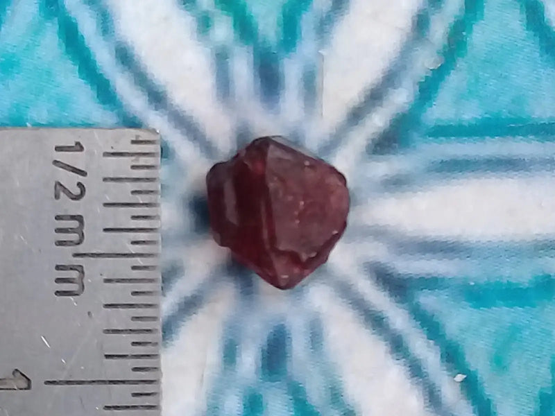 Chargez l&#39;image dans la visionneuse de la galerie, Spinelle rouge fragment brut Grade A ++++ Spinelle rouge fragment brut
