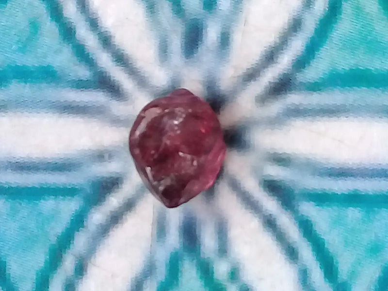 Load image into Gallery viewer, Spinelle rouge fragment brut Grade A ++++ Spinelle rouge fragment brut
