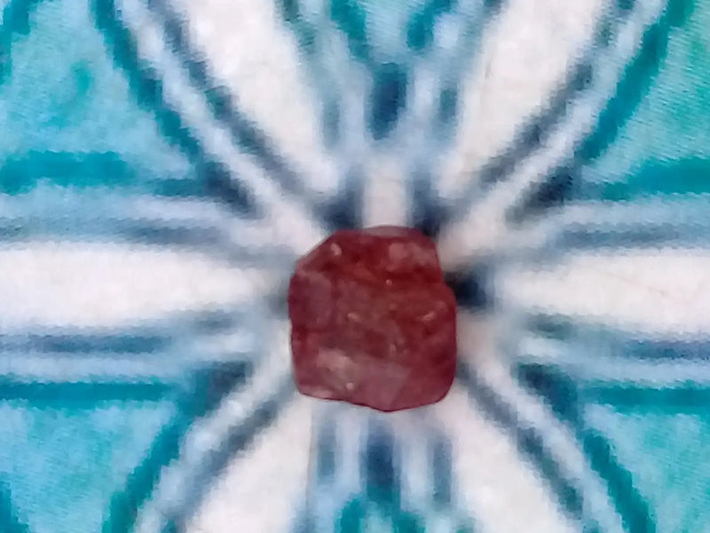 Load image into Gallery viewer, Spinelle rouge fragment brut Grade A ++++ Spinelle rouge fragment brut
