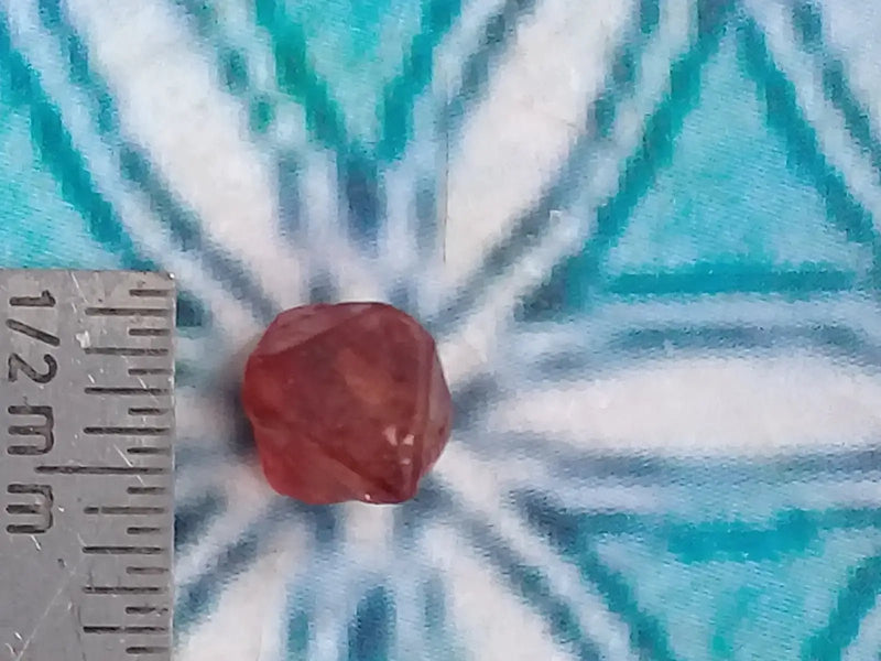 Chargez l'image dans la visionneuse de la galerie, Spinelle rouge fragment brut Grade A ++++ Spinelle rouge fragment brut
