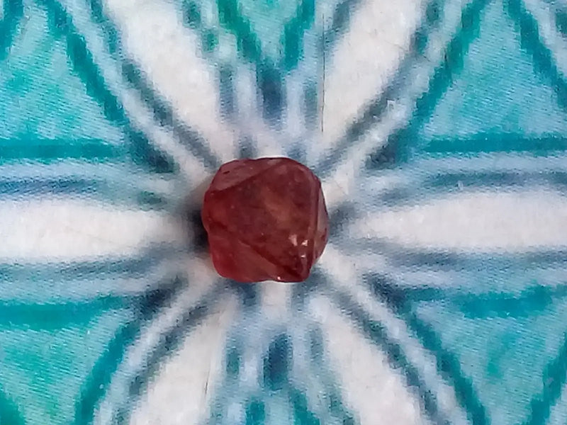 Chargez l'image dans la visionneuse de la galerie, Spinelle rouge fragment brut Grade A ++++ Spinelle rouge fragment brut
