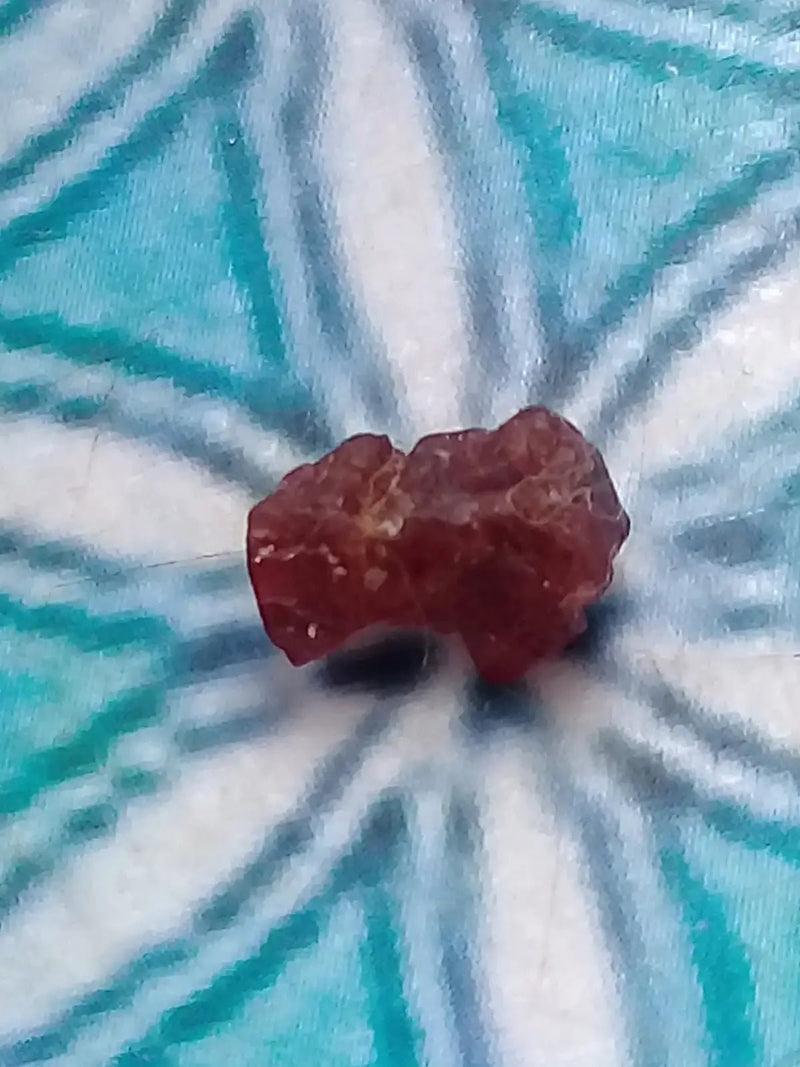 Load image into Gallery viewer, Spinelle rouge fragment brut Grade A ++++ Spinelle rouge fragment brut
