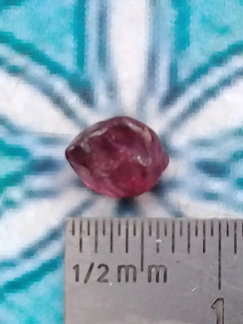 Load image into Gallery viewer, Spinelle rouge fragment brut Grade A ++++ Spinelle rouge fragment brut
