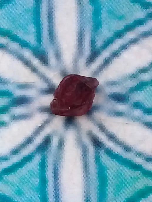 Spinelle rouge fragment brut Grade ++++ Spinelle rouge fragment brut