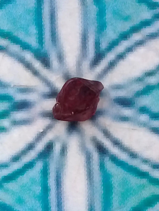 Spinelle rouge fragment brut Grade ++++ Spinelle rouge fragment brut