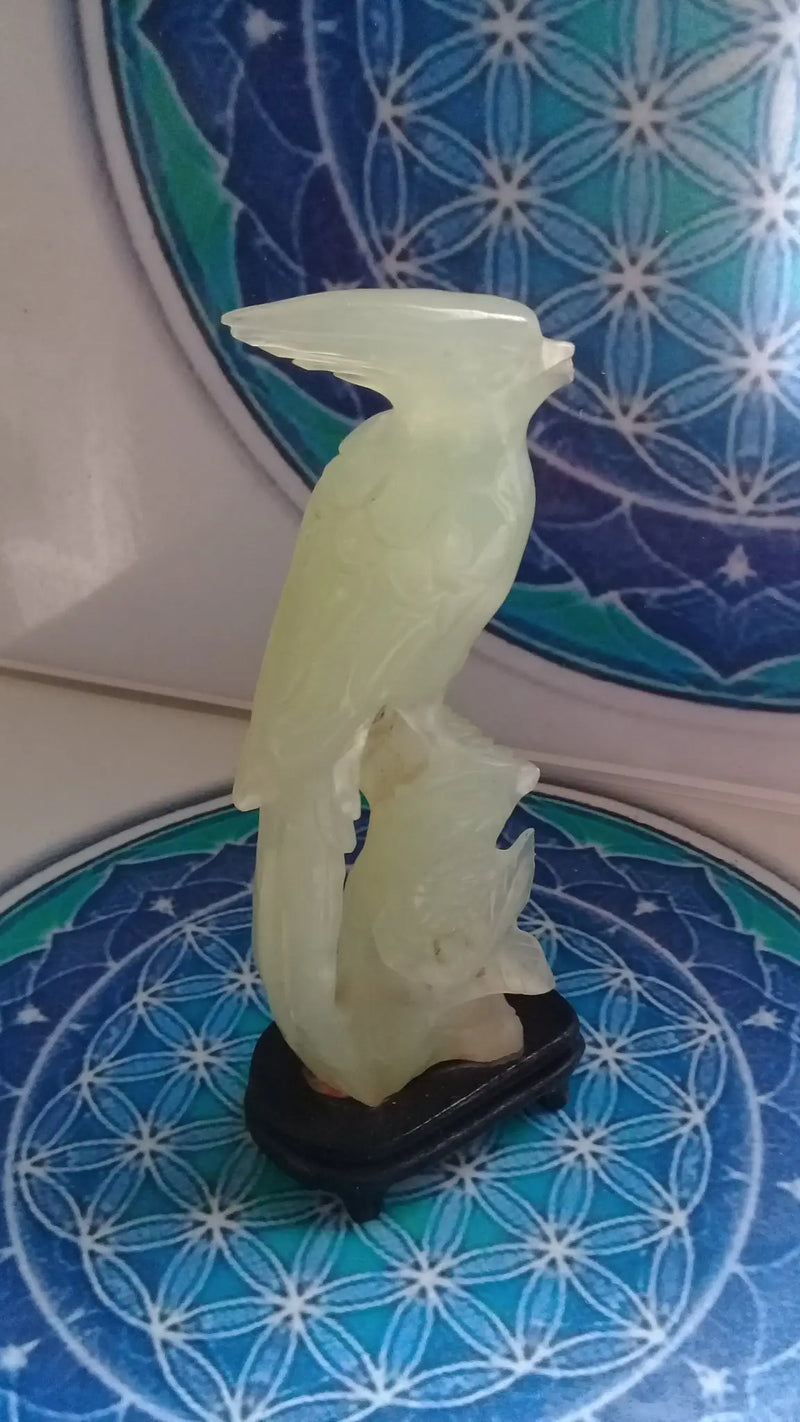 Cargue la imagen en el visor de la galería, Statuette oiseau en jade de Chine véritable Grade A++++ Statuette oiseau en Jade de Chine véritable Dans la besace du p&#39;tit Poucet   
