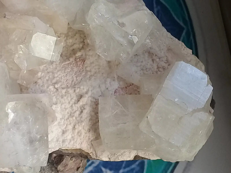 Load image into Gallery viewer, Stilbite sur Apophyllite Grade A ++++ pièce de Collection Stilbite sur Apophyllite
