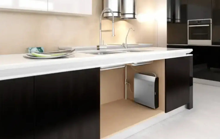Système de filtration d'eau sous évier argent et noir